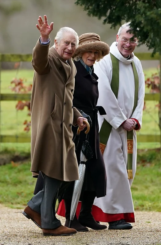 Regele Charles și Regina Camilla au participat la slujba de duminică