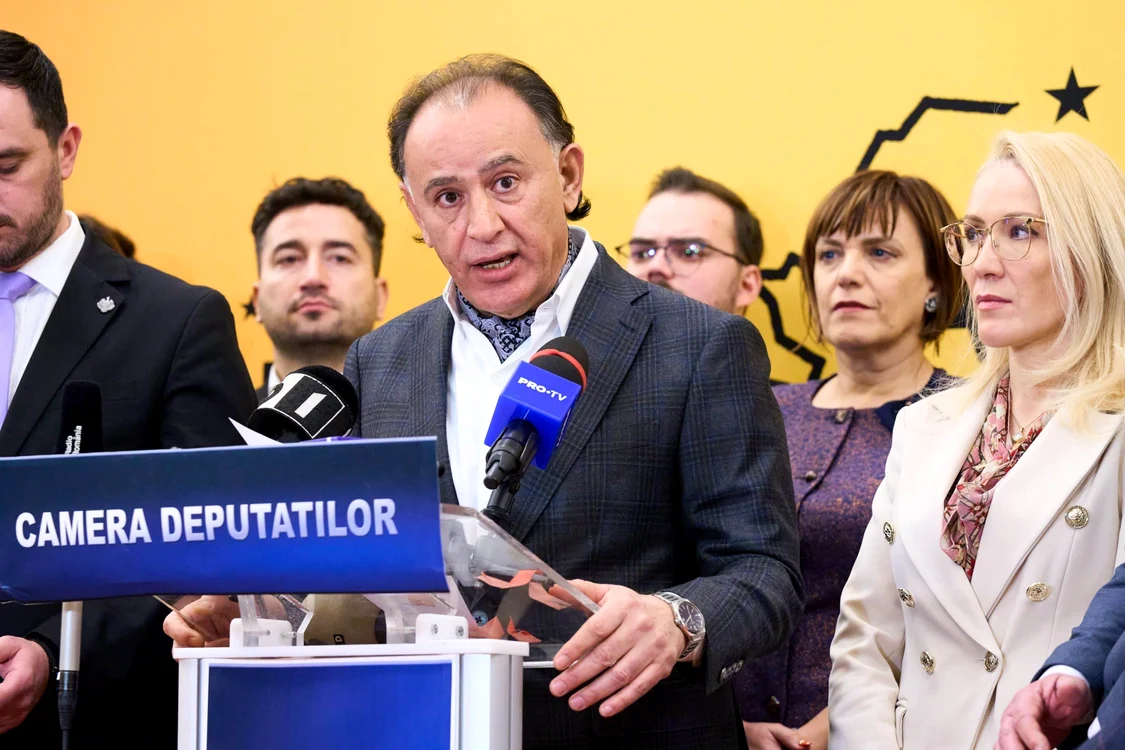 Mohammad Murad, alături de alți parlamentari AUR, face o declarație de presă