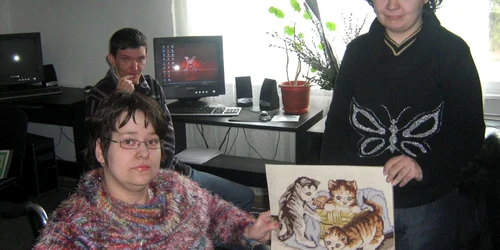 Carolina (22 ani) Flavia (28 ani) şi Attila (34 ani) sunt trei dintre tinerii cu handicap fizic care şi-au găsit de lucru în cadrul Asociaţiei 