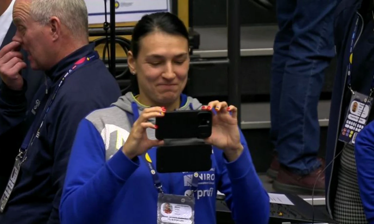Neagu, surprinsă în captura Digi Sport, făcând poze în tribune