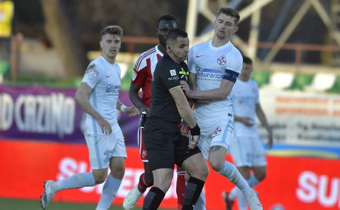 Florin Tănase a fost nemulțumit de arbitrul Iulian Călin, de care s-a și ciocnit în timpul meciului FOTO: Sportpictures.eu