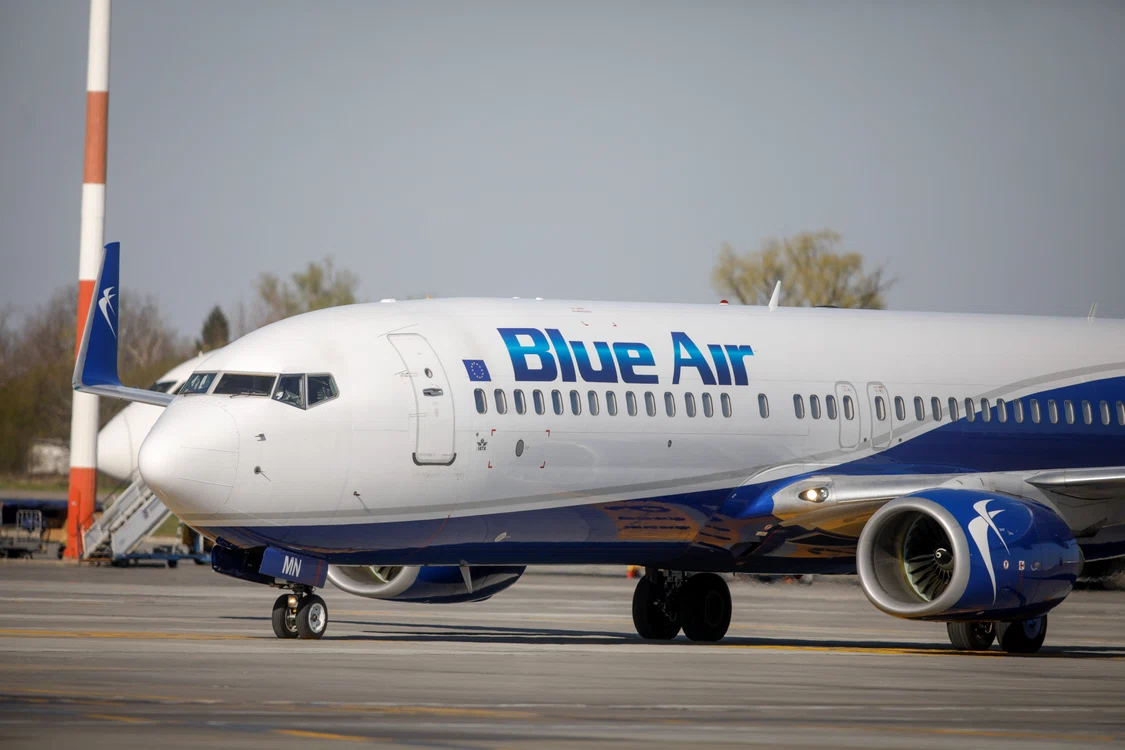 Avion Blue Air pe pista aeroportului international Henri Coanda. FOTO: Inquam Photos / George Calin