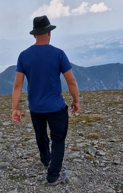 Turistul de tip nou, cu pălărie şi tricou . FOTO: Adevărul/ Sergiu Olteanu