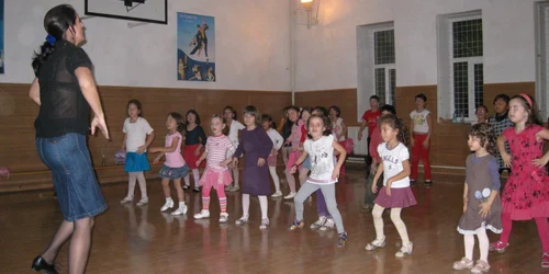 Alegretto dansează pentru copiii din orfelinate