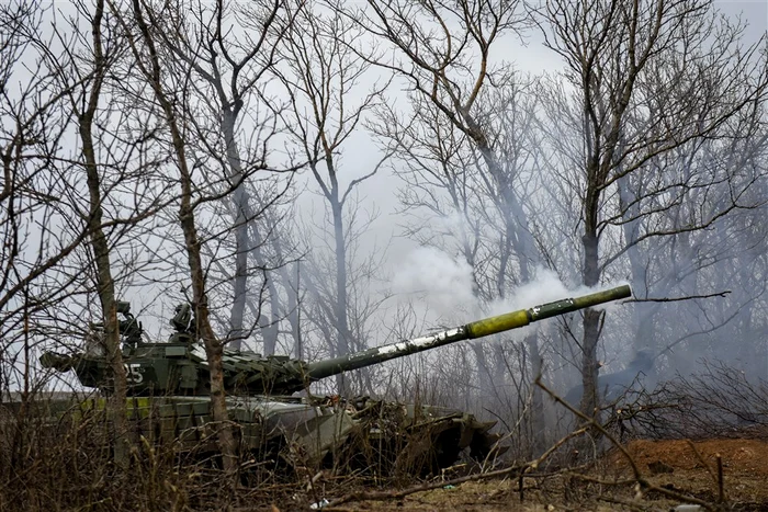 Tanc T-72 pe câmpul de luptă din Donețk FOTO EPA-EFE