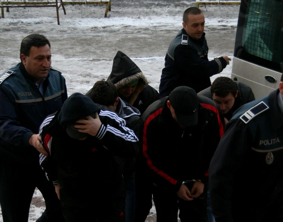 O parte dintre suspecţi au fost aduşi la audieri la sediul DIICOT Suceava.        Foto: Sandrinio Neagu