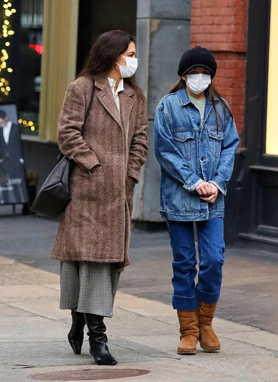 Suri Cruise, 14 ani, a ajuns aproape cât mama ei