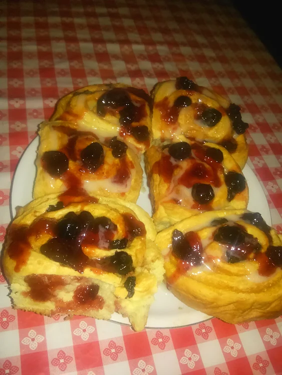 
    Rulouri pufoase umplute cu vişine şi lămâie  