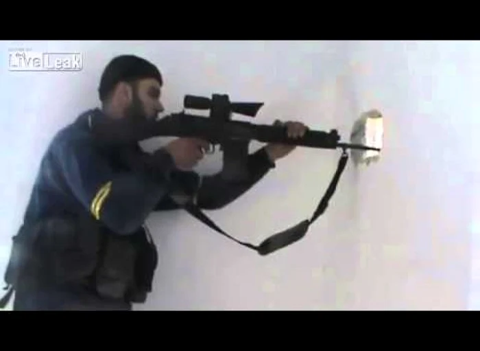Videoclipul de propagandă teroristă a fost filmat în principal din ascunzătoarea unui lunetist al grupului Stat Islamic FOTO patdollard.com