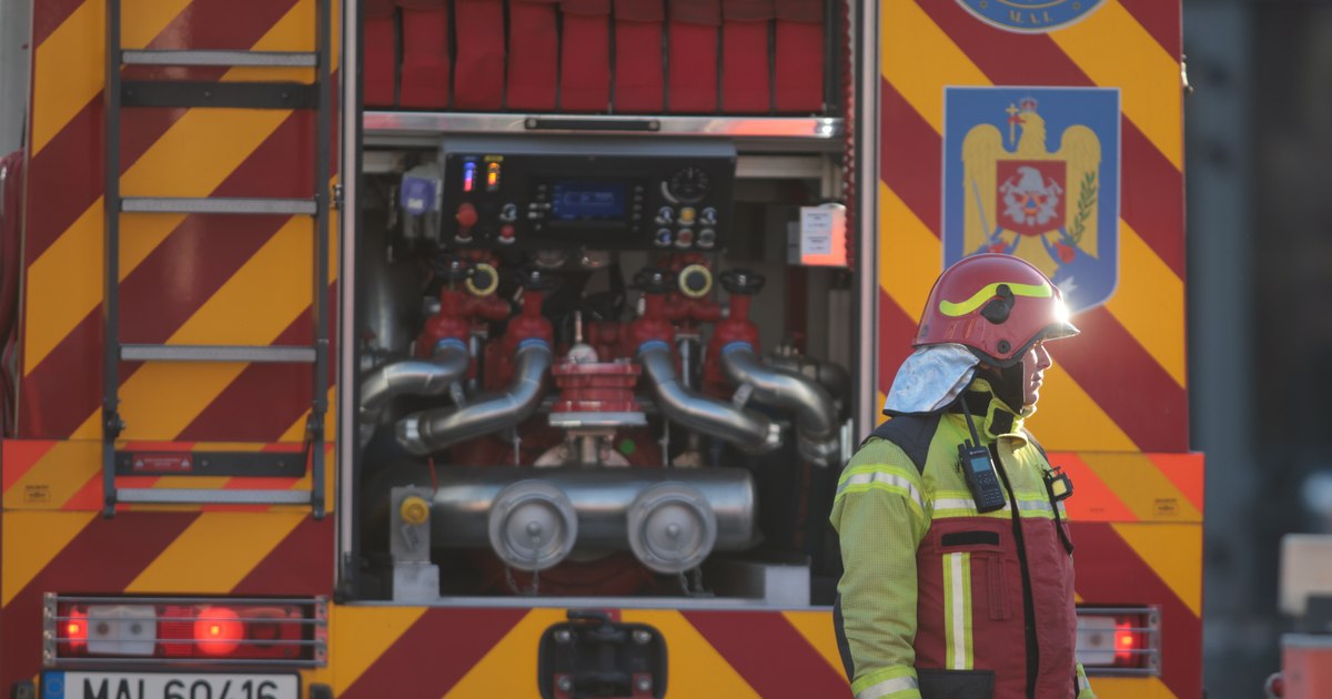 Incendiu devastator într-un apartament din Năvodari: o victimă și zeci de evacuați. Incendiu devastator într-un apartament din Năvodari: o victimă și zeci de evacuați.