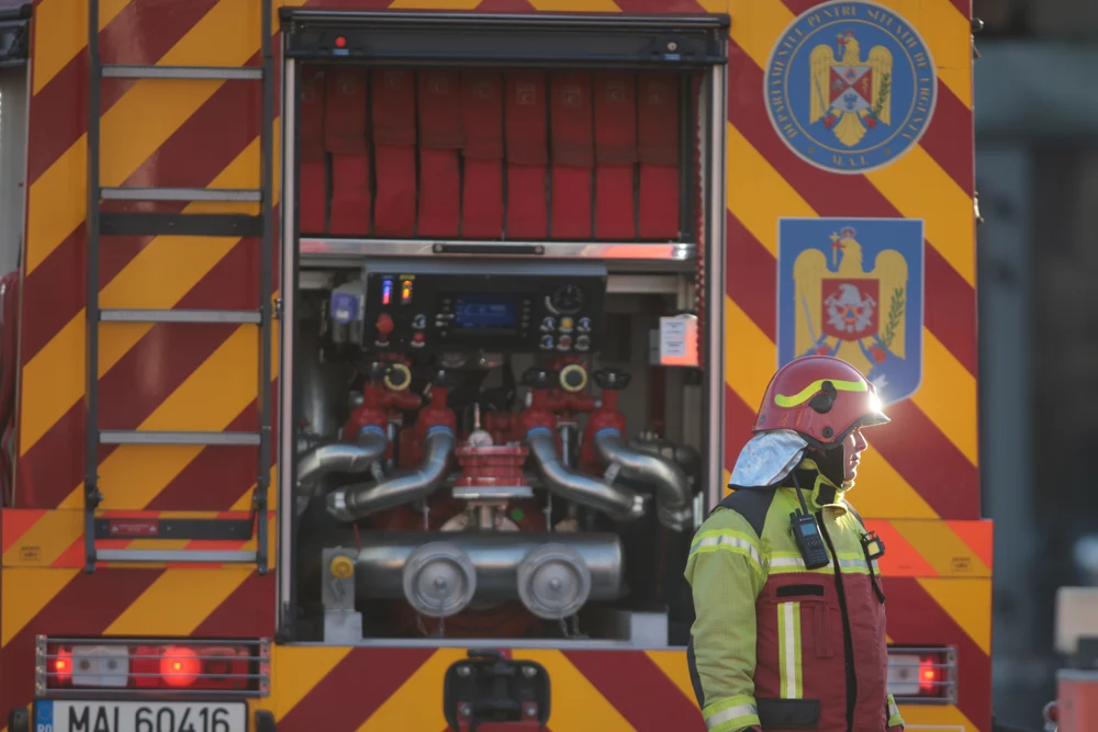 Zeci de pubele de gunoi au ars în noaptea de Revelion, la Iași, din cauza petardelor