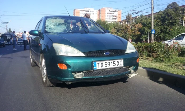 Maşina s-a oprit la câteva zeci de metri de trecerea de pietoni.