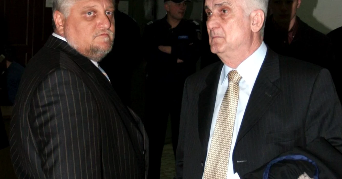 Corneliu Iacobov (stanga), la Tribunal alături de avocatul său, Ion Neagu