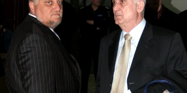 Corneliu Iacobov (stanga), la Tribunal alături de avocatul său, Ion Neagu