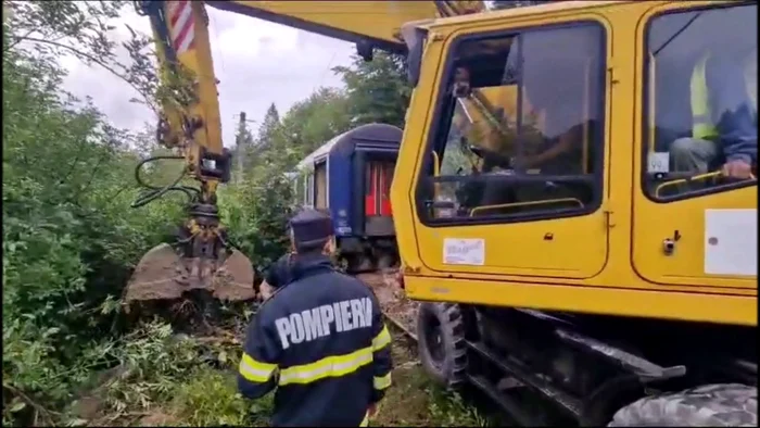 trenuri blocate de aluviuni, FOTO: captură video