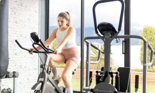 bicicleta, sala de fitness jpg