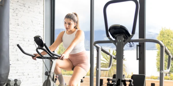 bicicleta, sala de fitness jpg