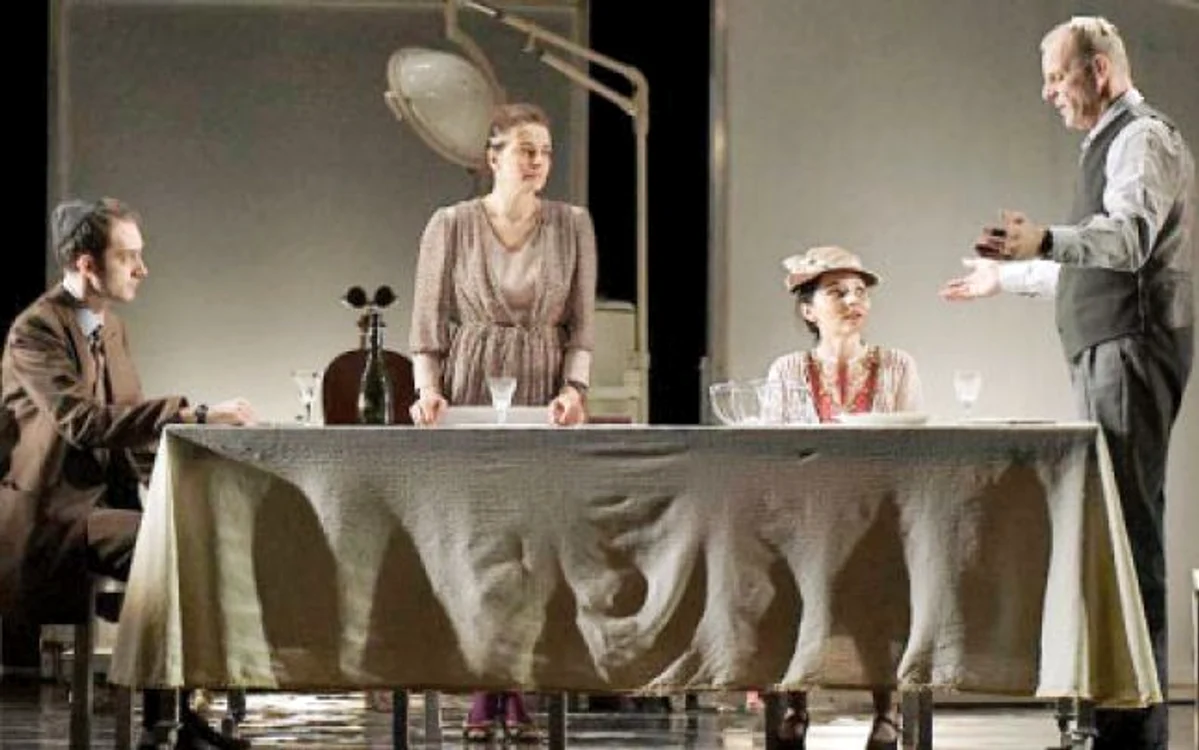 De la stânga la dreapta, actorii Tudor Istodor, Maia Morgenstern, Anka Levana şi Andrei Finţi 