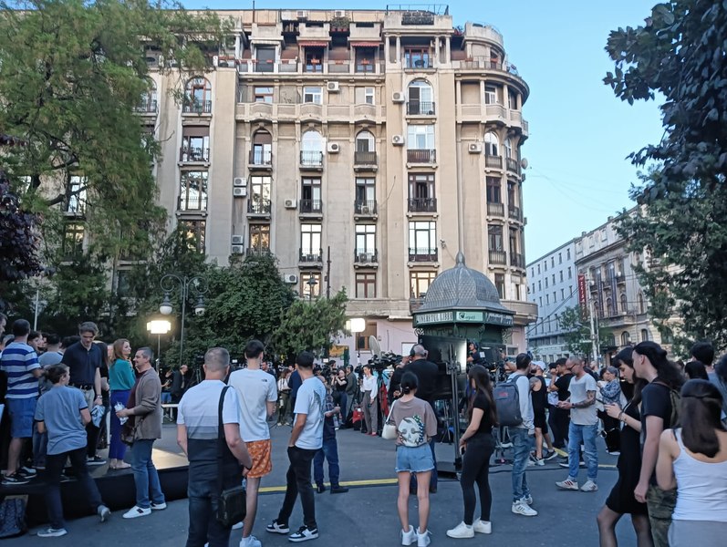 Contraste în noaptea decisivă. Cum au trăit seara alegerilor George Simion și Nicușor Dan 