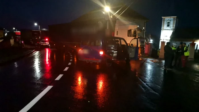 Accident rutier pe DN 1 la Porumbacu de Jos - Sibiu - coliziune între un TIR şi un microbuz cu pasageri soldată cu o victimă Foto Adevărul