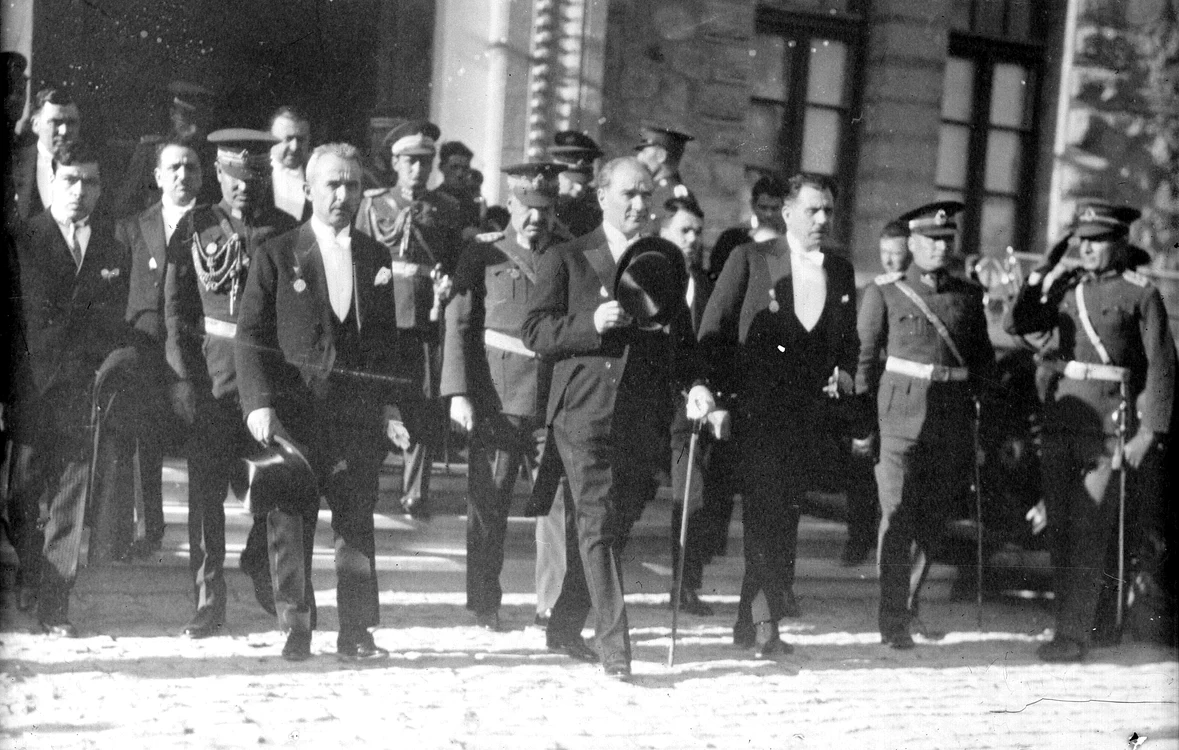 Ismet Inönü şi Mustafa Kemal (cu pălăriile în mâini), ieşind din clădirea Adunării Naţionale