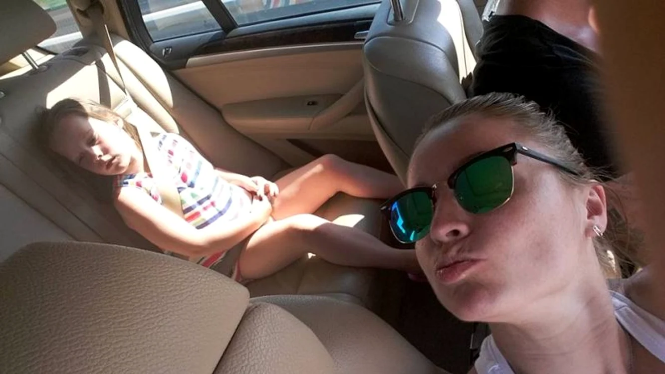 Ioana s-a fotografiat în maşina artistului pe scaunul din dreapta, semn că între ei lucrurile par să se aşeze