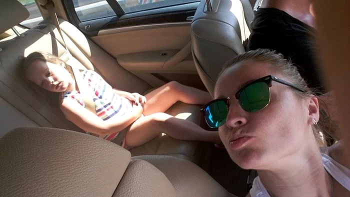 Ioana s-a fotografiat în maşina artistului pe scaunul din dreapta, semn că între ei lucrurile par să se aşeze