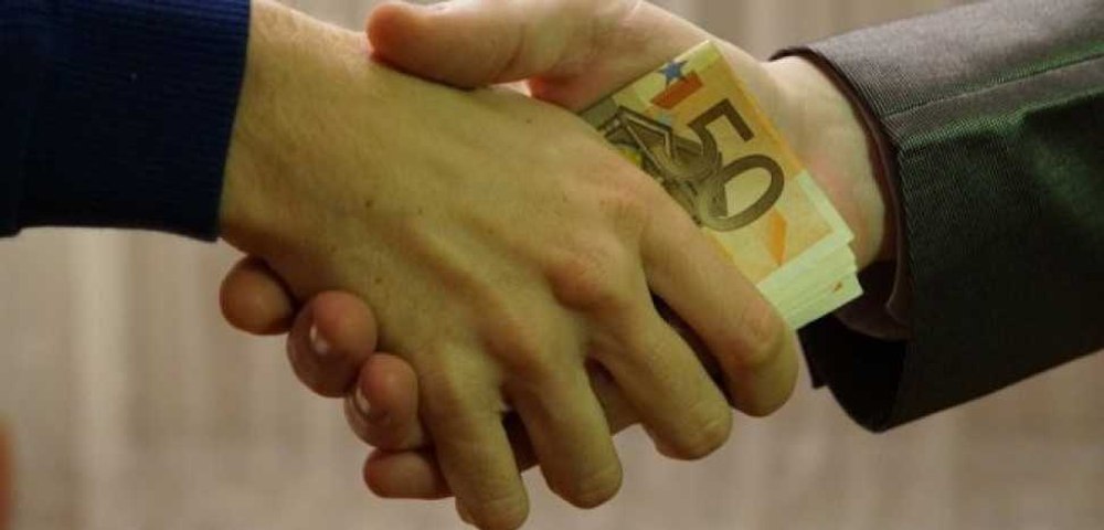 A cerut 15.000 de euro mită pentru a interveni pentru o soluție favorabilă pe lângă judecători. Bărbat arestat preventiv