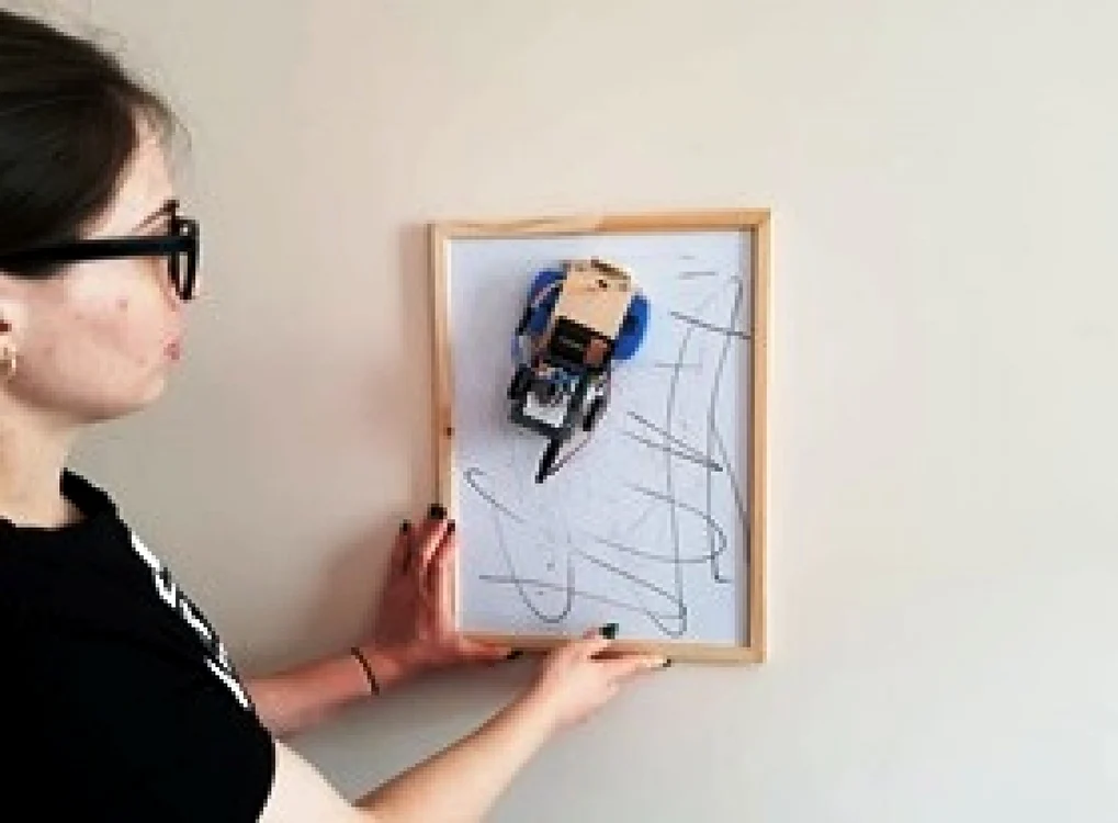 Studenta Rozina Ilinca şi robotul care poate şterge tabla de unul singur. FOTO: Paul Ciprian Patic