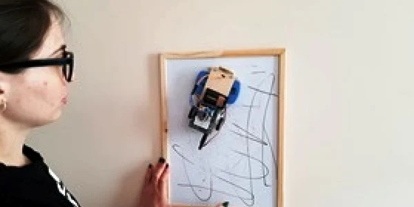 Robotul care şterge tabla. FOTO