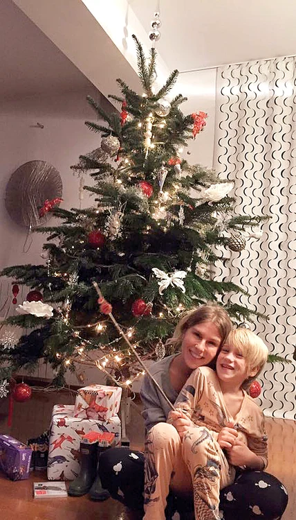Corina Bud şi fiul ei, Robin,  au făcut pomul de Moş Nicolae