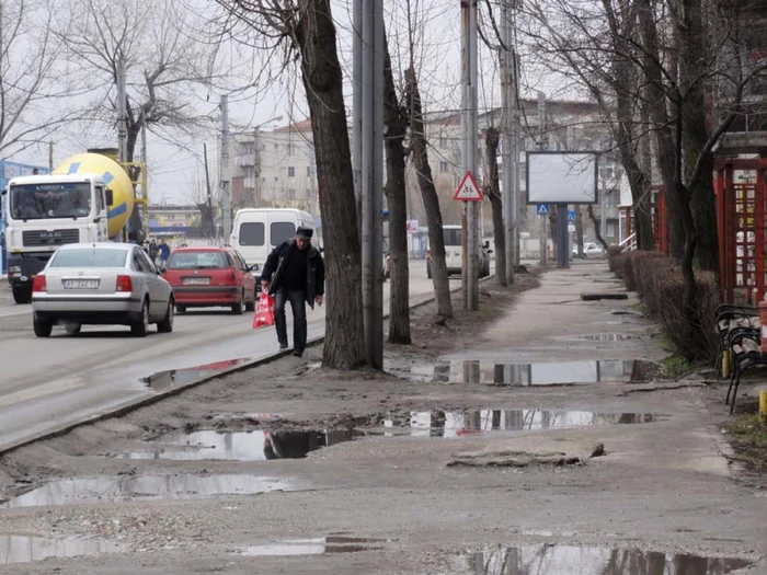 Trecătorii ce parcurg trotuarele străzii Cireaşov din Slatina sunt nevoiţi să facă exerciţii de echilibristică pe borduri pentru a ajunge la destinaţie (Foto: Mugurel Manea)