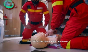 Rompetrol și Fundația pentru SMURD au instalat defibrilatoare în 80 de benzinării și 11 spații publice din Constanța și Prahova FOTO: captură video