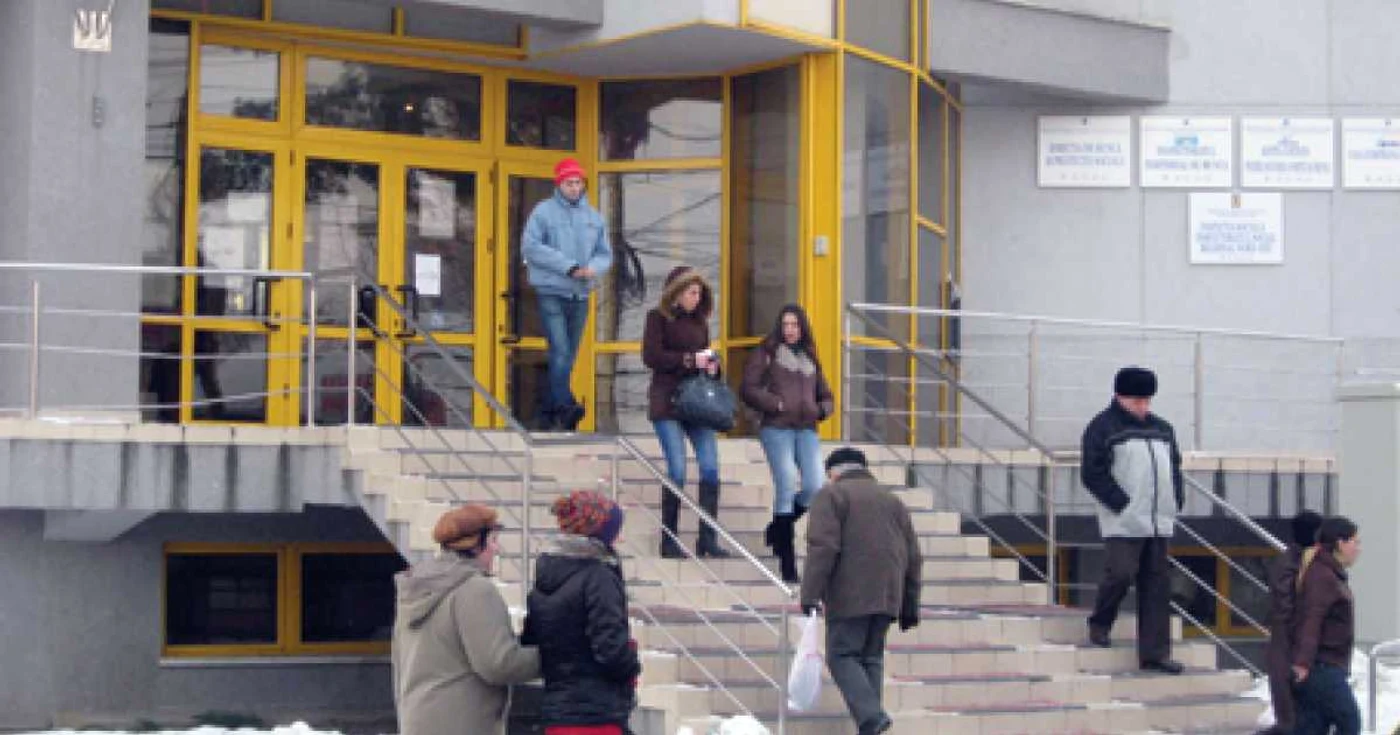 Băcăuanii aflaţi în căutarea unui loc de muncă ies dezamăgiţi din sediul AJOFM