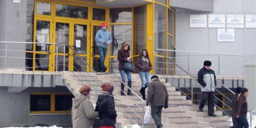 Băcăuanii aflaţi în căutarea unui loc de muncă ies dezamăgiţi din sediul AJOFM