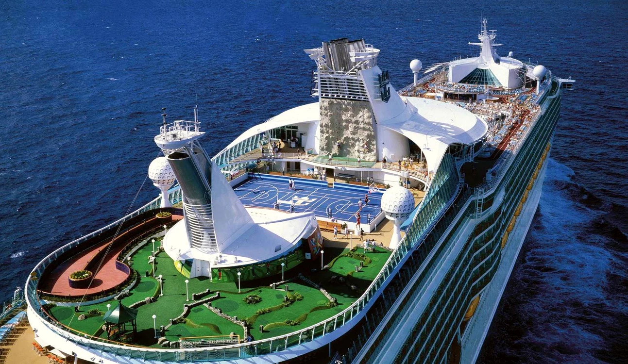 
    Oasis of the Seas a fost construit în Finlanda şi a costat 1,1 miliarde  de euroFoto: royalcarribbean.com  