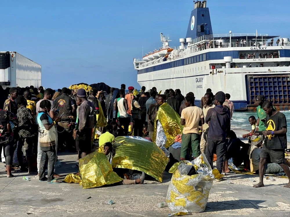 Migranți pe insula italiană Lampedusa. FOTO EPA EFE