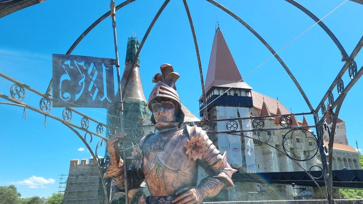 Cavalerul de pe Turnul Buzdugan a revenit la Castelul Corvinilor (foto: Primăria Hunedoara)
