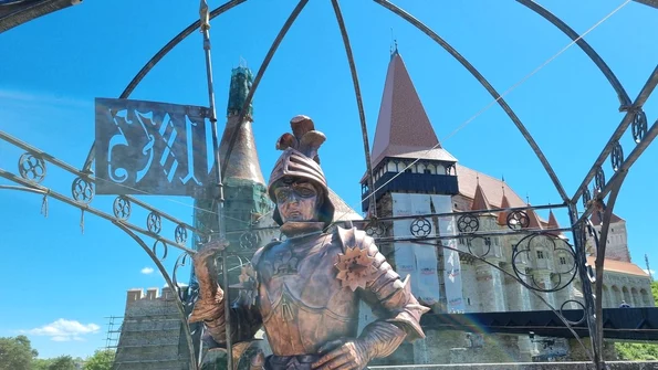 Cavalerul de pe Turnul Buzdugan a revenit la Castelul Corvinilor (foto: Primăria Hunedoara)