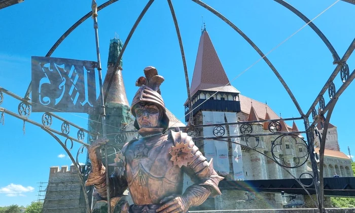 Cavalerul de pe Turnul Buzdugan a revenit la Castelul Corvinilor (foto: Primăria Hunedoara)