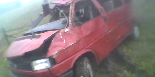 Aşa arăta maşina după ce pompierii au scos-o din râpă