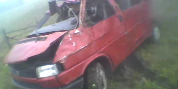 Aşa arăta maşina după ce pompierii au scos-o din râpă