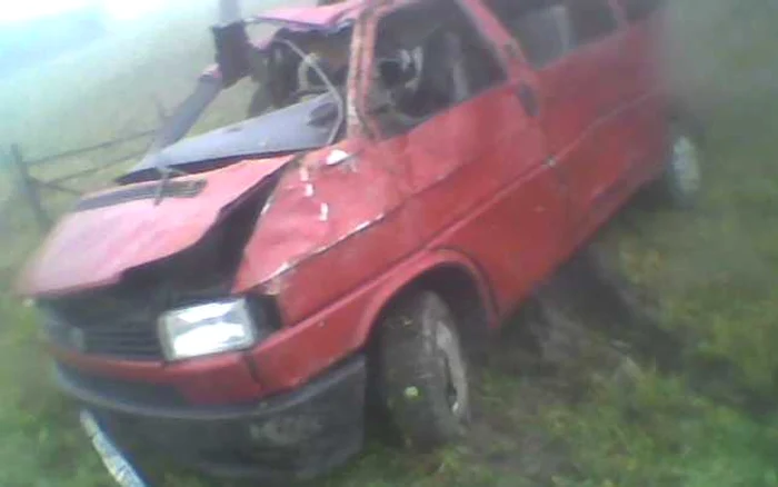 Aşa arăta maşina după ce pompierii au scos-o din râpă