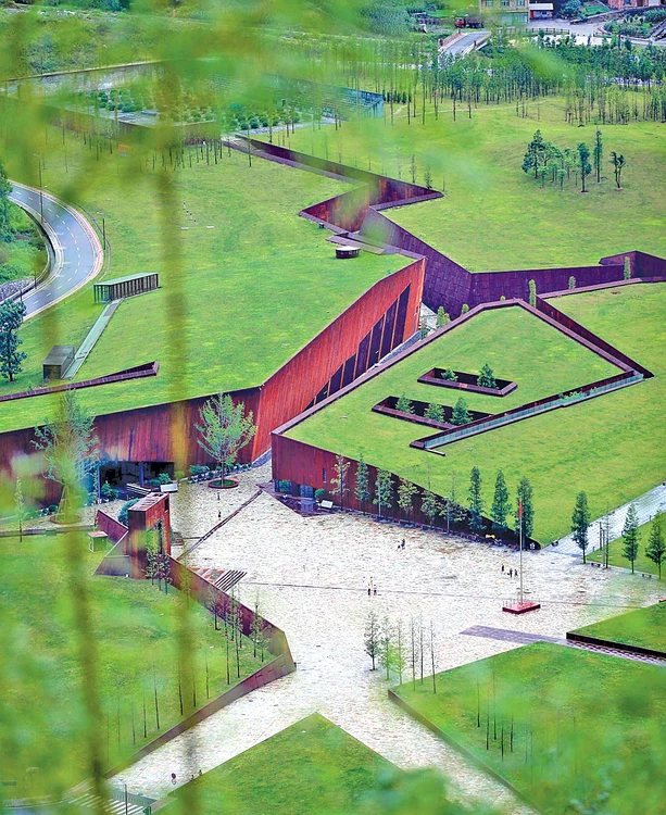 Complexul arhitectonic a fost realizat pe urmele lăsate de seismul din 2008