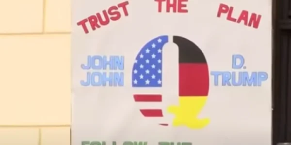 Adepţi QAnon la marşurile de protest anti-restricţii COVID-19 de la Berlin Foto captură you tube/MSNBC