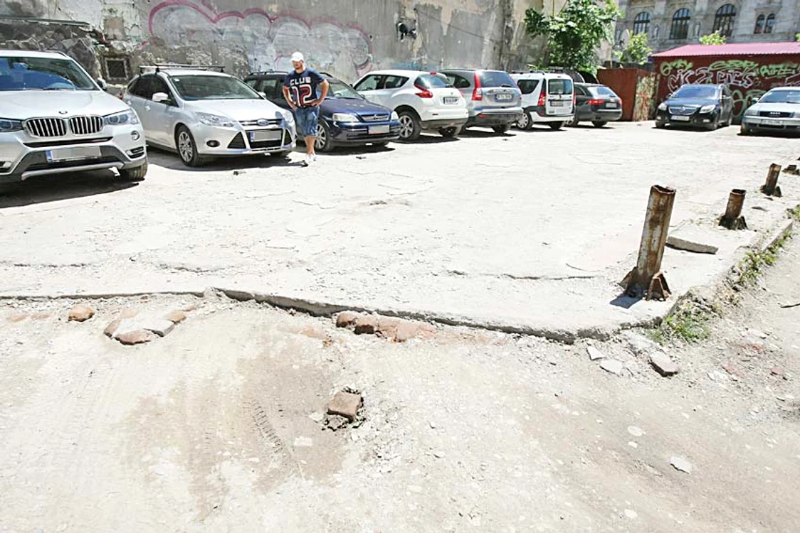 Parcarea din Centrul Istoric arată ca după bombardament,  dar tariful e de 5 lei pe oră 