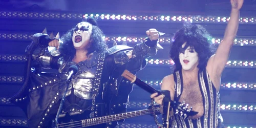 Gene Simmons (stânga), basistul trupei Kiss