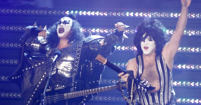 Gene Simmons (stânga), basistul trupei Kiss