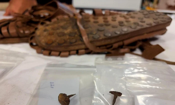 Arheologii au recuperat cuie metalice de pe tălpile încălțărilor soldaților romani