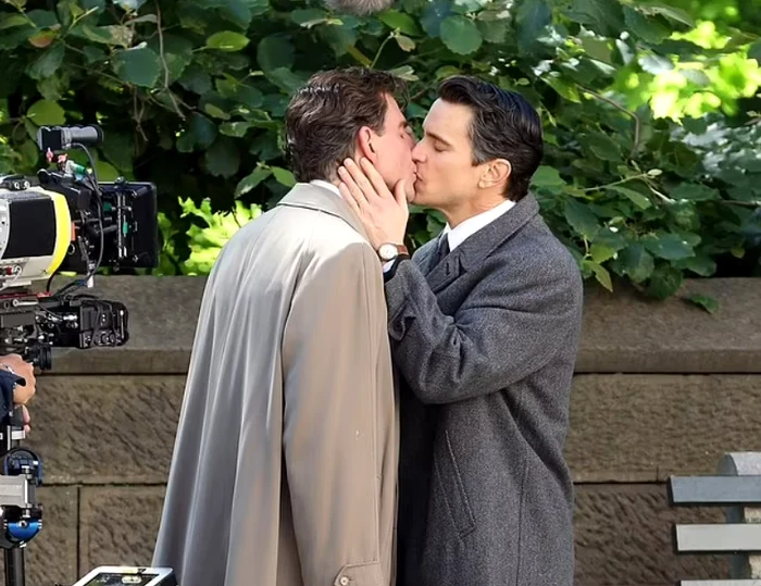 Bradley Cooper, surprins când filma scena sărutului cu Matt Bomer. Foto: Twitter